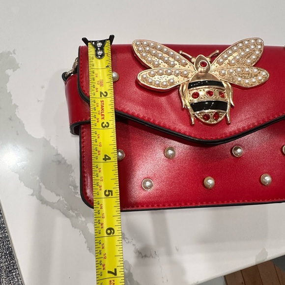 Bee crossbody red bag. - Picture 4 of 6